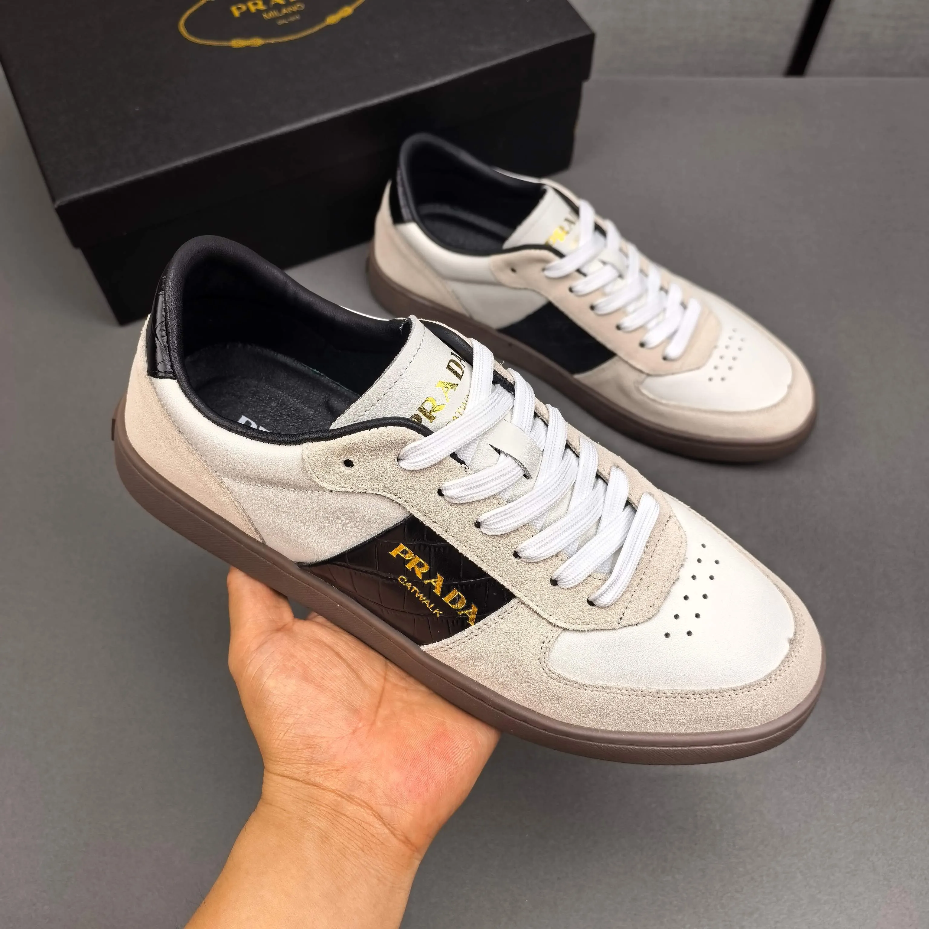 PP400👟👟👟Prada set off the audience! Prada, an international brand that is constantly innovating, this men's casual shoe, the original version, made of cowhide leather at a ratio of one to one at the store, with leather feet and rubber non-slip outsole, breathable and comfortable, quality speaks for itself👄38-44